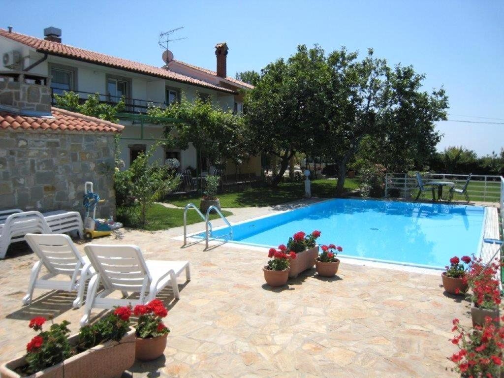 Ficur With Swimming Pool & Grill, *