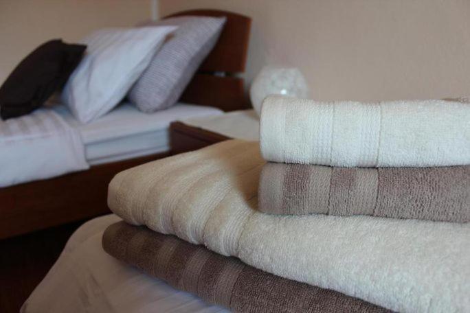Ficur With Swimming Pool & Grill, Apartman *