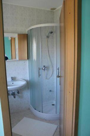 Ficur With Swimming Pool & Grill, Apartman